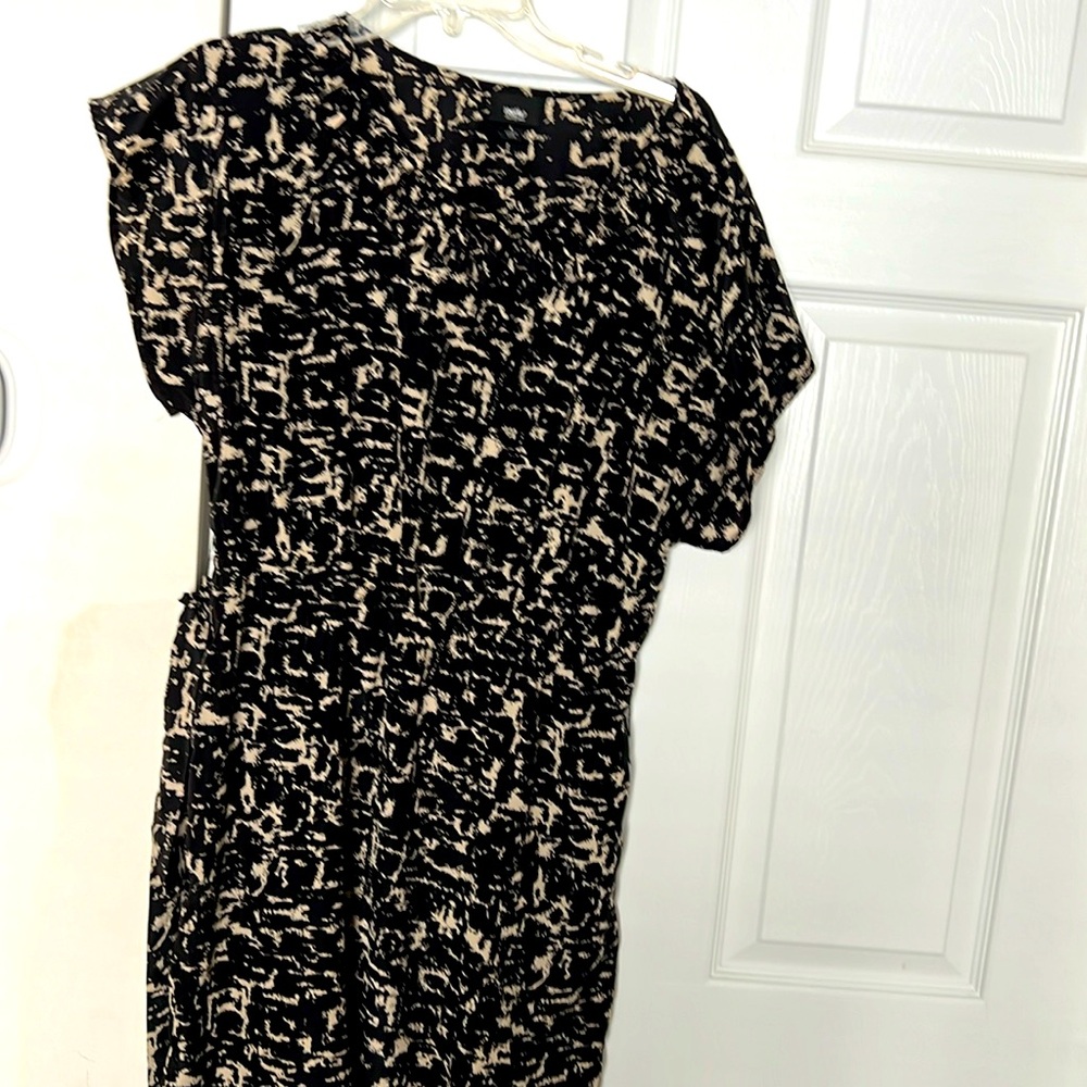 Women’s black and tan dress with pockets